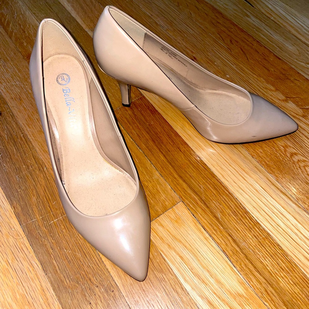 Women’s Bella Vita Patent Leather Nude pumps Size 10WW